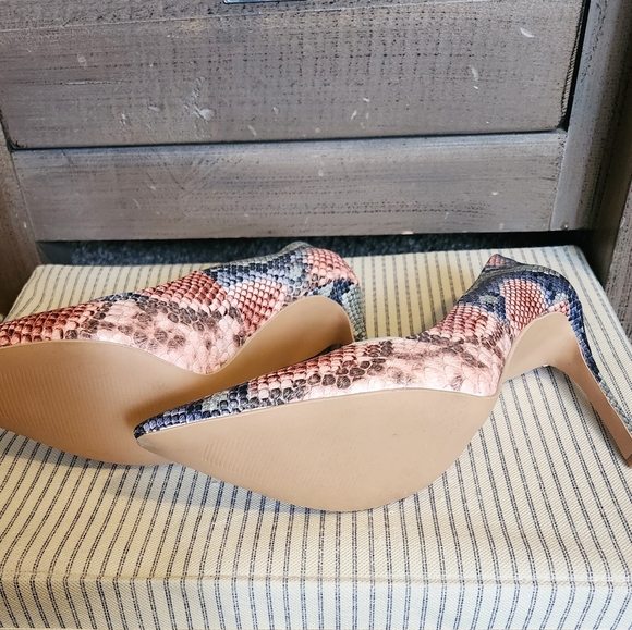 Women Snakeskin Stilettos - Picture 2 of 5